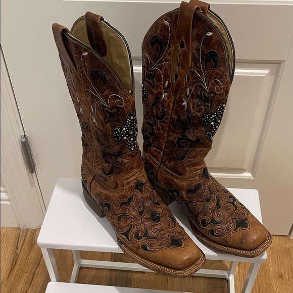 Elegant Brown Embroidered Heeled Boots - Picture 2 of 8